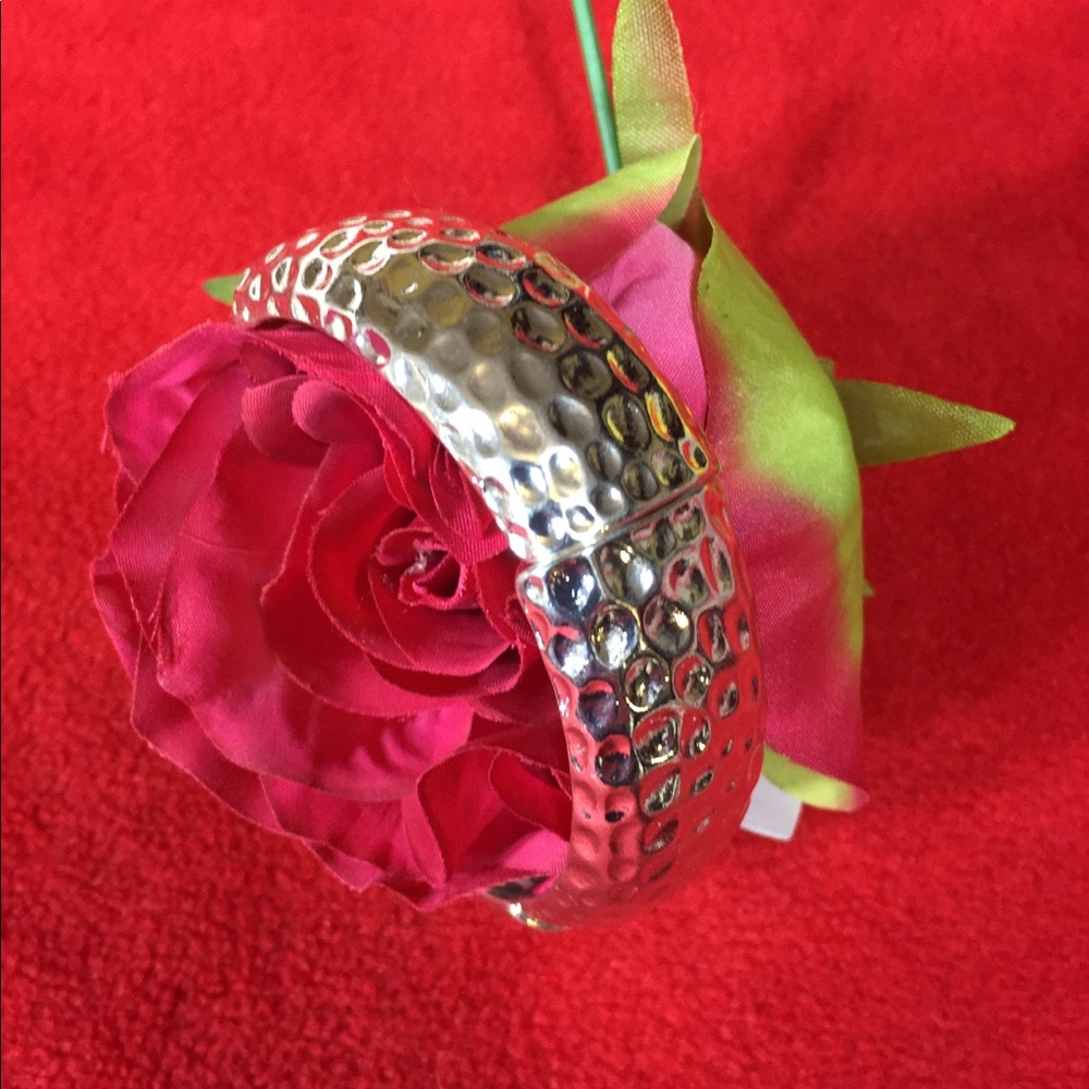 🌷New PriceCut🌷NWT Silver tone stretch bracelet🌷